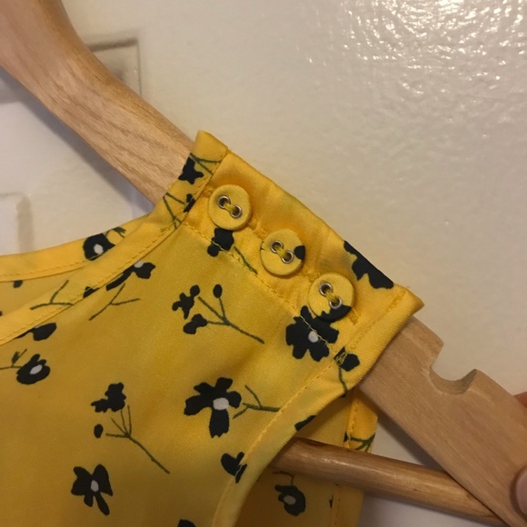 Floral Button-Shoulder Shell - Picture 5 of 6